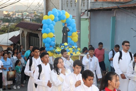 Con devoción y alegría, los fieles acompañan la imagen de Don Bosco en la procesión por las calles de Comayagüela.