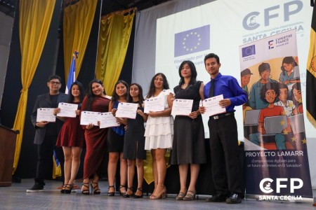 Parte de los jóvenes graduados del curso "Arte del Servicio al Cliente y Operación de Caja" posan orgullosos junto a sus diplomas, celebrando el logro alcanzado gracias al apoyo del CFP Santa Cecilia, Expertise France y Almacenes Vidrí.
