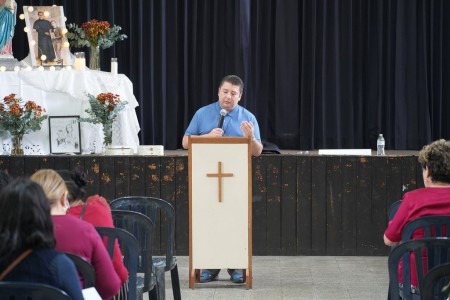 El padre Gabriel Romero, SDB, Delegado Inspectorial de Pastoral Juvenil, durante su charla sobre la esperanza desde la espiritualidad salesiana en la Parroquia El Espíritu Santo.