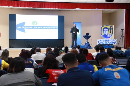 El Dr. Michal Vojtáš, sacerdote salesiano y conferencista principal del congreso, durante su intervención en el evento organizado por  la Universidad Don Bosco. Vojtáš compartió su vasta experiencia en la pedagogía salesiana, enriqueciendo a los participantes con valiosos enfoques históricos y educativos para la aplicación del Sistema Preventivo.