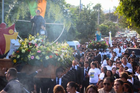 La imagen de San Juan Bosco y María Auxiliadora recorre las calles aledañas al colegio durante la procesión, acompañada por estudiantes, familias y la comunidad educativa en un emotivo homenaje al santo de la juventud.