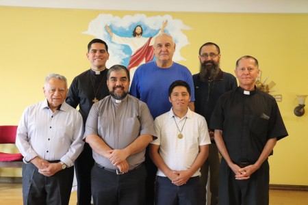 El padre Efrén Mejía Artiga junto al padre Julio Navarro, SDB, Inspector de Centroamérica, y la comunidad salesiana de Comayagüela, celebrando su nombramiento como nuevo director y el inicio de una nueva etapa de servicio pastoral.