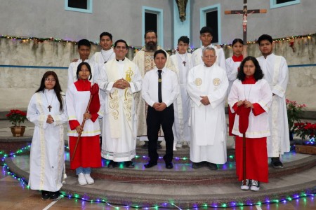 El hermano Alfonso Vicente Argueta, acompañado por jóvenes y salesianos de la comunidad de Comayagüela, durante su renovación de votos como Salesiano de Don Bosco.