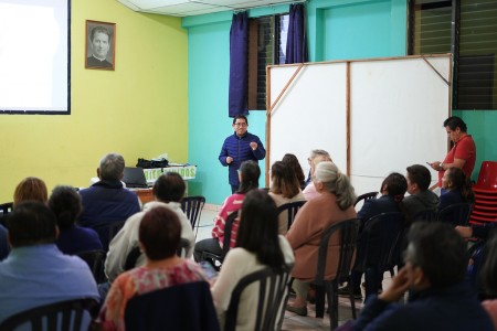 El padre Carlos Macz, SDB, explica el Aguinaldo Salesiano 2025 a los fieles de la Parroquia El Espíritu Santo, destacando su relación con el Jubileo de la Esperanza convocado por el papa Francisco.