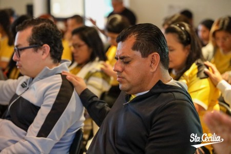 Educador del Colegio Salesiano Santa Cecilia en un momento de oración y reflexión durante el retiro espiritual en la Casa de Retiro Sagrado Corazón en Ayagualo.
