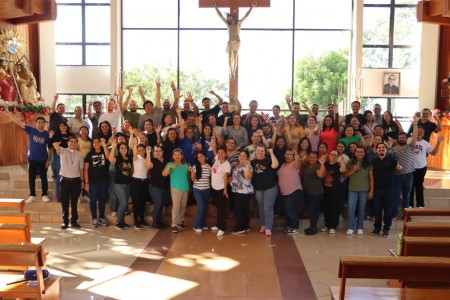 Educadores de Ciudadela Don Bosco participan en el retiro espiritual "Peregrinos de amor, esperanza para los jóvenes", fortaleciendo su fe y compromiso.