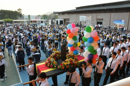 Con fervor y gozo, los estudiantes del Instituto Técnico Ricaldone cargan la imagen de San Juan Bosco en procesión, expresando su gratitud y compromiso con su legado educativo y pastoral.