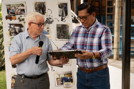 Con una sonrisa llena de gratitud, Don Chamba recibe un reconocimiento, símbolo de su entrega y fidelidad a la misión salesiana durante 50 años en la Imprenta Ricaldone.