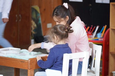 Una participante de la Catequesis del Buen Pastor aprende sobre la fe a través de actividades adaptadas a su edad.