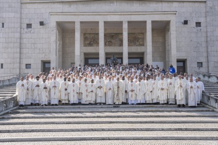 Esta peregrinación renovó en los participantes del Capítulo General un sentido de pertenencia a la misión salesiana y la visión de Don Bosco, fortaleciendo su compromiso de servir a los jóvenes con una perspectiva orientada hacia el futuro.