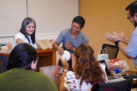 Para finalizar la actividad, se festejaron a los cumpleañeros de febrero y se hizo un intercambio de regalos entre todos los colaboradores, como un gesto de amistad.