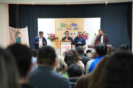 El padre Carlos Macz, dirige la oración de apertura y da la bienvenida a los participantes de la asamblea parroquial en la Parroquia El Espíritu Santo.