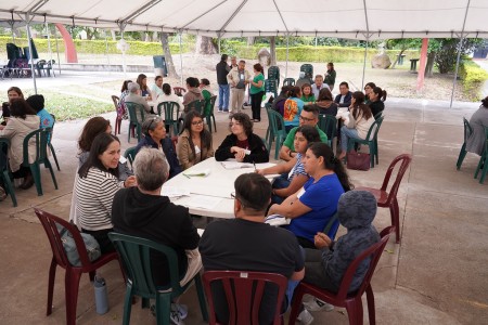 Los participantes reflexionan en grupos sobre los temas propuestos en la nueva etapa del II Sínodo Arquidiocesano, fortaleciendo la sinodalidad y la esperanza en comunidad.