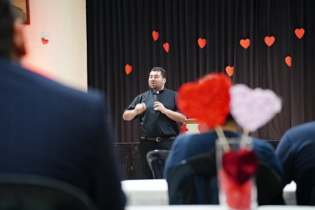 El diácono Osiris Rivera, SDB, comparte un mensaje inspirador sobre el compromiso y la entrega en el matrimonio durante la celebración del Día del Cariño en la Parroquia El Espíritu Santo.