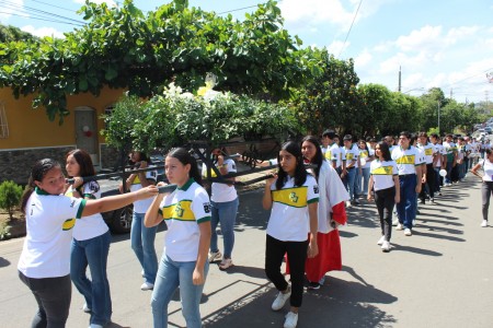 Estudiantes del Colegio Salesiano San José acompañan con devoción la reliquia del Beato Carlo Acutis en procesión.