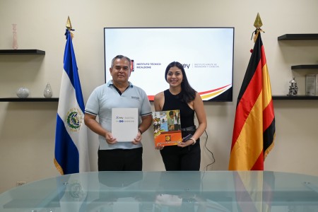 El padre Alex Figueroa y la Licda. Raquel Ventura formalizan el convenio de colaboración académica.