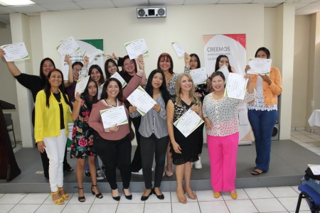 Graduadas de Maquillaje Profesional celebran con entusiasmo su logro, listas para enfrentar nuevos desafíos en el mundo de la belleza.