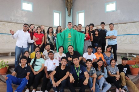 Jóvenes de la Pastoral Juvenil se congregan en el altar de la Sede Parroquial, fortaleciendo su fe y compromiso comunitario durante el segundo encuentro parroquial.