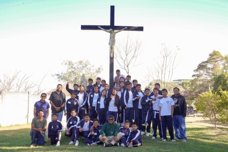 Los alumnos de sexto grado del Centro Escolar Miguel Magone finalizan su retiro espiritual con un momento de fraternidad y alegría.