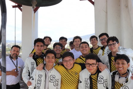 Estudiantes del Colegio Santa Cecilia visitan la emblemática torre del campanario de la Parroquia María Auxiliadora, Don Rúa, desde donde apreciaron su historia y la majestuosidad de sus 40 campanas de bronce.