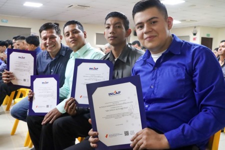 Los 77 nuevos profesionales del Centro de Formación Don Bosco recibieron sus diplomas en distintas áreas técnicas, destacando su formación integral y el compromiso del centro con jóvenes cristianos y ciudadanos responsables.
