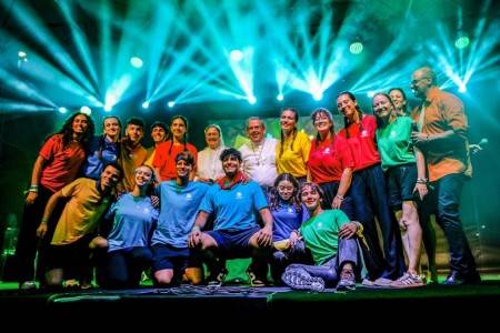 Con ritmos latinos y una explosión de colores, los jóvenes de Costa Rica representaron al MJS Centroamérica en la apertura del Jubileo Salesiano, contagiando alegría y fraternidad. Su participación se sumó al entusiasmo de grupos de todo el mundo, que celebraron la fe y la vocación juvenil con música y danza.