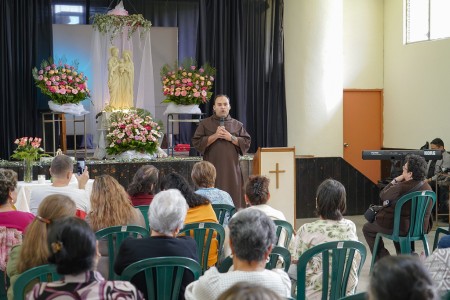 Fray Gustavo Hernández, OCD, compartió con devoción el mensaje de la Virgen del Carmen durante su visita a la Parroquia El Espíritu Santo, en un encuentro cargado de espiritualidad y amor mariano.