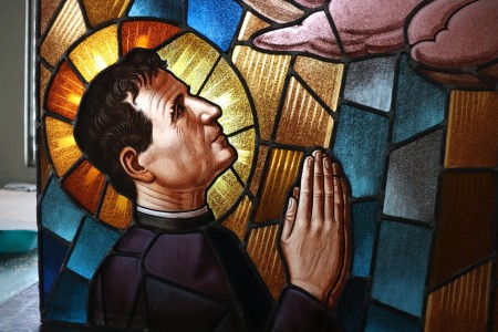 Uno de los vitrales restaurados del altar de Don Bosco en la Parroquia María Auxiliadora Don Rúa, parte del esfuerzo por conservar el patrimonio espiritual y artístico del templo.