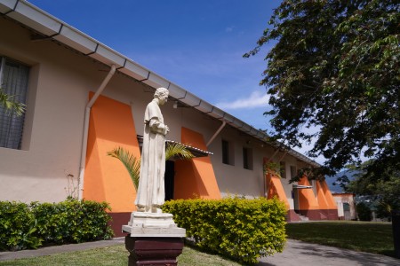 Gracias a la generosidad de los bienhechores, la parroquia avanza en sus renovaciones, construyendo un espacio más acogedor y funcional para la comunidad.