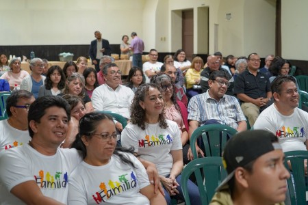Familias asistentes escuchan con atención la charla sobre la esperanza como camino de amor y comprensión, en el segundo día de la Semana de la Familia.