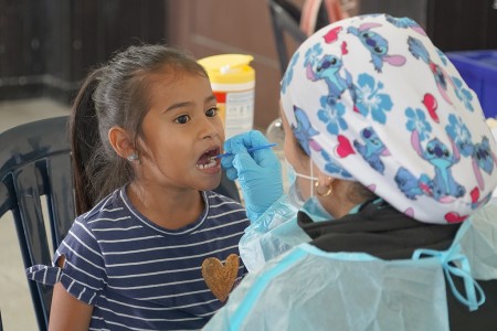 Una de las niñas beneficiadas recibe atención odontológica durante la jornada organizada por Proyecto Gabriel y Cáritas Arquidiocesanas en la Parroquia El Espíritu Santo.