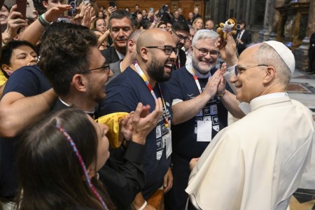 El papa León XIV animó a los influencers y misioneros digitales a ser “agentes de comunión” en las redes digitales, llamados a anunciar la paz de Cristo, sanar heridas y construir una cultura de encuentro que dé voz al amor y a la esperanza.