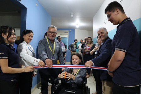 Representantes de CEDES Don Bosco, EATON e IESA realizan el corte de cinta inaugural del nuevo laboratorio de instalaciones eléctricas inteligentes, marcando un avance significativo en la formación técnica de alta calidad en Costa Rica.
