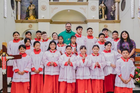 Los nuevos monaguillos, revestidos con su indumentaria litúrgica, posan con alegría tras ser consagrados al servicio del altar en la Parroquia Salesiana de San Pedro Carchá.