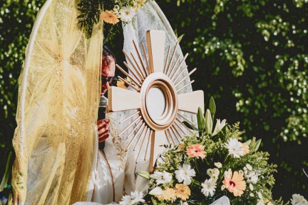 Jesús Eucaristía recorre en procesión las calles de San Pedro Carchá, acompañado por fieles que, con profundo fervor, expresaron su amor y adoración al Santísimo Sacramento durante la solemnidad de Corpus Christi.