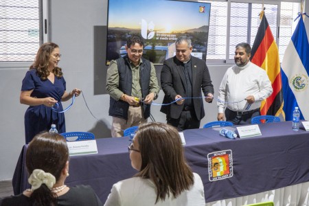 El corte de cinta de las nuevas instalaciones estuvo a cargo del ministro de Educación, acompañado por el padre Inspector de Centroamérica y autoridades del Instituto Técnico Ricaldone.