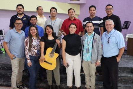 Algunos de los docentes homenajeados durante la semana de pausa pedagógica en Ciudadela Don Bosco, recibieron un pin en reconocimiento a su entrega y años de servicio como educadores salesianos.