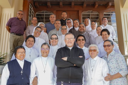 Representantes SDB, FMA y HDS participan con entusiasmo en el Inter Consejo de la Familia Salesiana, promoviendo la sinodalidad y el compromiso misionero con los jóvenes.