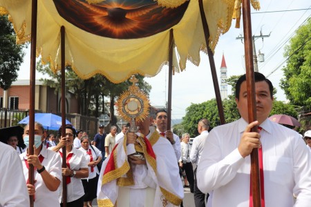 Con profundo fervor, la comunidad de la Parroquia María Auxiliadora Don Rúa acompañó la procesión de Corpus Christi, que recorrió las calles con altares preparados por los sectores y grupos pastorales, como expresión pública de fe y amor al Cuerpo de Cristo.