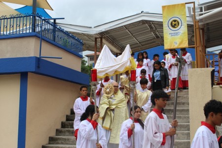 Con fervor y oración, la comunidad del Instituto Salesiano San Miguel celebró Corpus Christi con una solemne procesión del Santísimo por las instalaciones. 