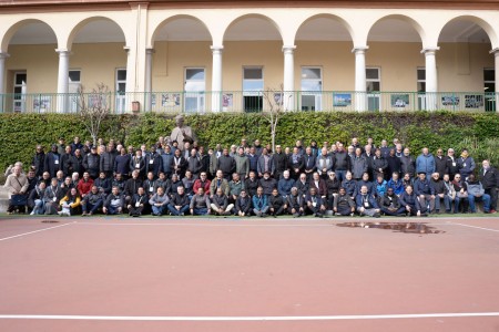 Los capitulares del CG29 posan en un momento fraterno, reafirmando su compromiso con la misión salesiana y la corresponsabilidad en la comunidad educativo-pastoral.