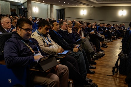 El padre Gabriel Romero, delegado, y el padre Julio Navarro, Inspector de Centroamérica, participan en las sesiones capitulares, abordando temas clave para el futuro de la Congregación mediante un método paciente y compartido.