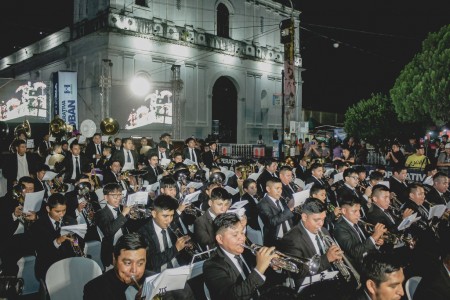 Más de 110 músicos de ocho municipios se unieron para interpretar marchas fúnebres en San Pedro Carchá, creando una atmósfera de recogimiento.