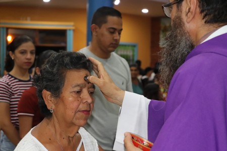 Feligreses de la parroquia María Auxiliadora en Comayagüela reciben la imposición de ceniza, signo de preparación espiritual para vivir la Cuaresma.