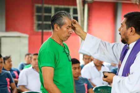 Un colaborador de la Imprenta Ricaldone recibe la imposición de cenizas, signo de renovación y entrega para vivir la Cuaresma con devoción.