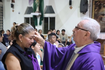 Feligreses de la Parroquia San Benito de Palermo reciben la imposición de la ceniza, signo de conversión y preparación espiritual en el inicio de la Cuaresma.