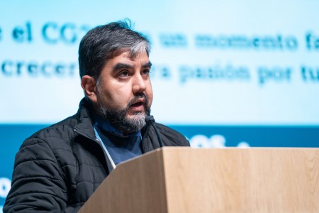 El padre Julio Navarro, inspector de Centroamérica, dirige su mensaje desde el podio, inspirando a la comunidad con palabras de fe y compromiso pastoral, en una jornada donde los capitulares reflexionaron sobre la implementación de la misión salesiana dirigida a los jóvenes.
