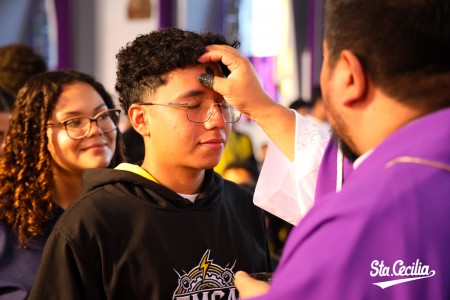 Un estudiante del Colegio Salesiano Santa Cecilia recibe la ceniza como símbolo de conversión, iniciando el camino cuaresmal con reflexión y compromiso.