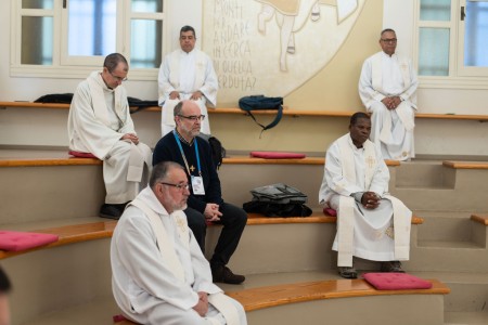Con la contribuci&oacute;n de todos los miembros, sacerdotes y coadjutores, el Cap&iacute;tulo contin&uacute;a su camino con determinaci&oacute;n, reafirmando su fidelidad al llamado de Dios y al carisma salesiano, siempre atento a los signos de los tiempos.