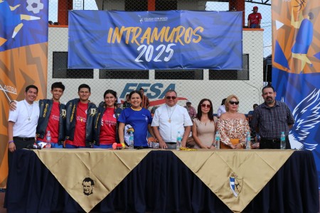 Mesa de honor durante la celebración de los Juegos Intramuros 2025 del Colegio Don Bosco y Centro Escolar San Juan Bosco, bajo el lema: 'Con esperanza en el corazón, avanzamos juntos hacia la meta.